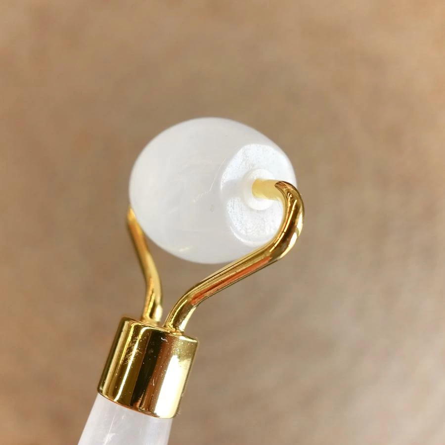 Slow North PERSONAL PAMPERING Facial Roller - Clear Quartz 3 Slow North PERSONAL PAMPERING Facial Roller - Clear Quartz